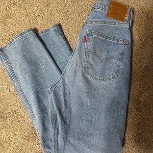 Levi’s woman’s 70s High Slim Straight Jeans light blue